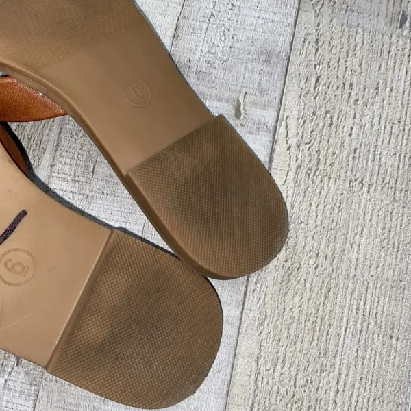 Universal Threads slide on sandals size 6 - Image 5