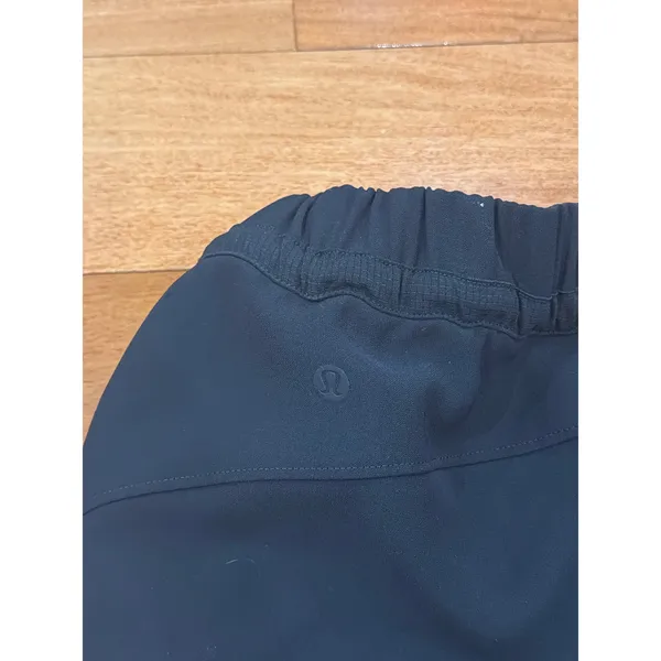 NWT Lululemon Relaxed HR Cargo Short Womens Black Travel Woven High Rise 4.5" 4 - Image 4