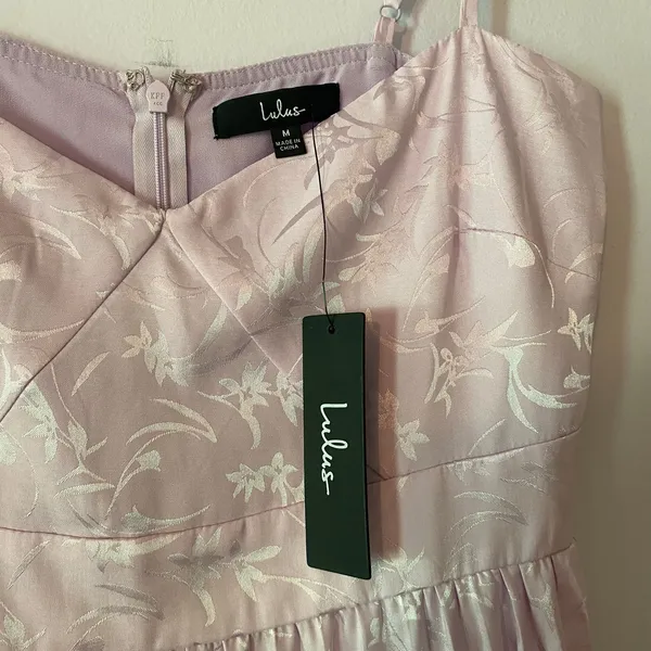NWT Lulus Lavender Purple Satin Pleated Floral Midi Dress Women's size Medium - Image 4