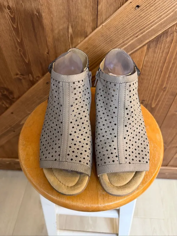 Earth Spirit Women’s Size 9.5 Gray Perforated Open Toe Comfort Sandals - Image 2