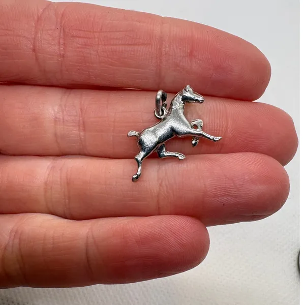 Vintage Silver Tone‎ Horse Charm Prancing Equestrian Magnetic Pendant 2.09g - Image 3
