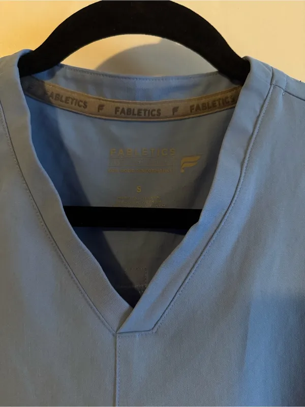 Fabletics Method 2-pocket scrub top - Image 3