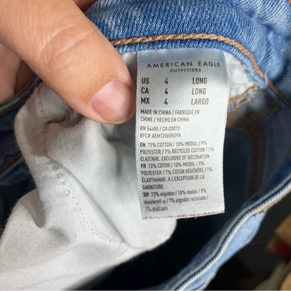 American Eagle destroyed mom jeans light wash‎ women’s size 4 long trendy casual - Image 9