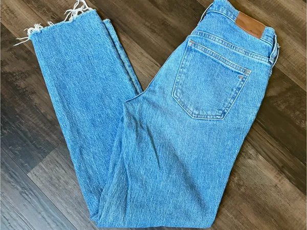 Madewell Light Blue Straight-Leg Jeans with Raw Hem - Image 5