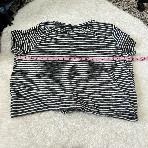 5/$30 🎈 A new day large striped tie front top - Image 6