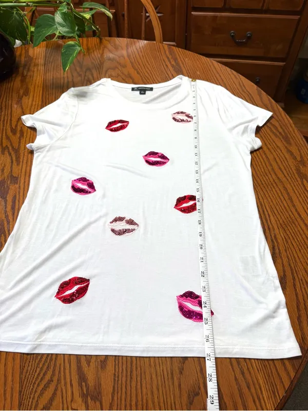 INC International Concepts White Short Sleeve Tee with Sequined Lips Size L - Image 8