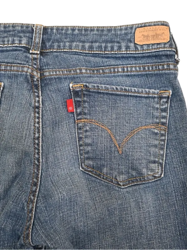 Levi's Women's Straight 526 Jean 10 - Image 7