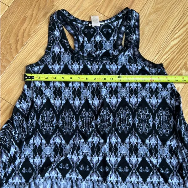 sweet juliet Black and White Sleeveless Tunic Top with shark bite hem Large - Image 5