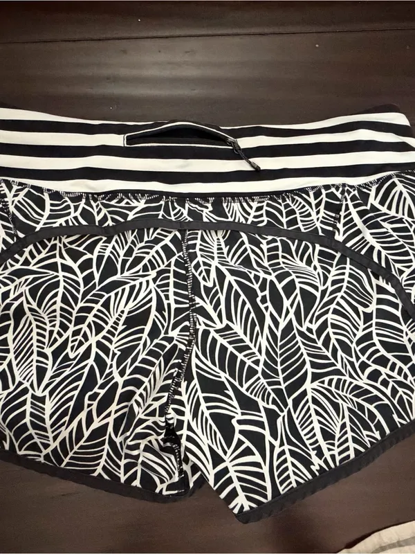 Lululemon Speed Shorts black & white palm leaf w stripe waist 10 - Image 3