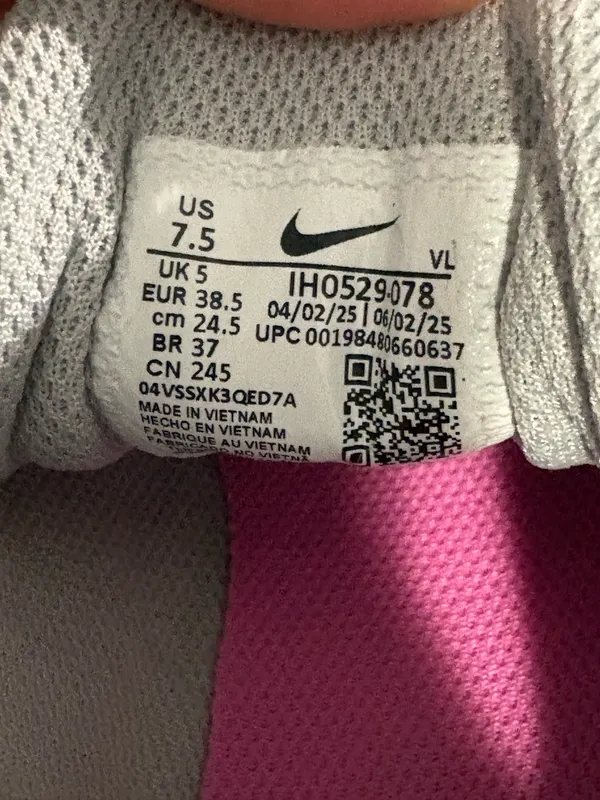 Women’s Nike pink and gray - Image 9