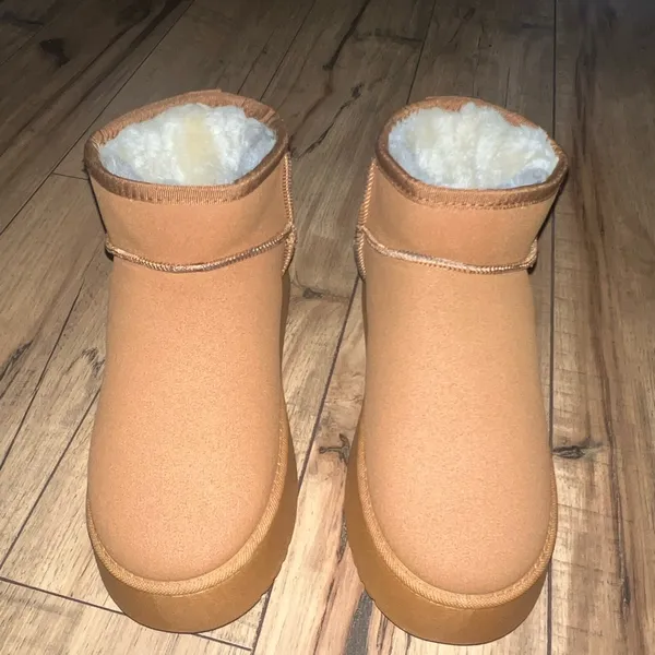 mini ultra style boots Size 9 - Image 2