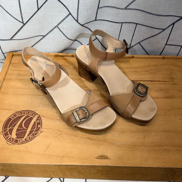 Dansko Tan Leather Buckle Clog Sandals Wood Grain Block Heel‎ Womens 40 EU - Image 2