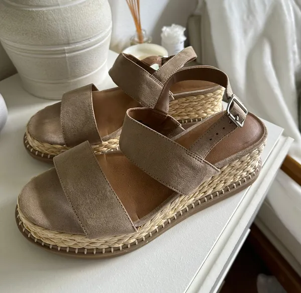 Universal Threads women’s sandals - Image 2
