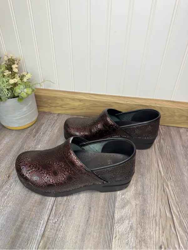 Dansko Womens Professional Wine Medallion Clogs Shiny Heeled EU 38 US 7.5 to 8 - Image 4