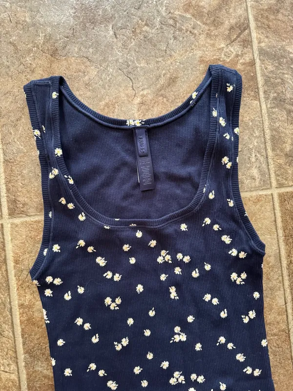 Skims Cotton Rib Tank Navy Daisy Print Small - Image 6