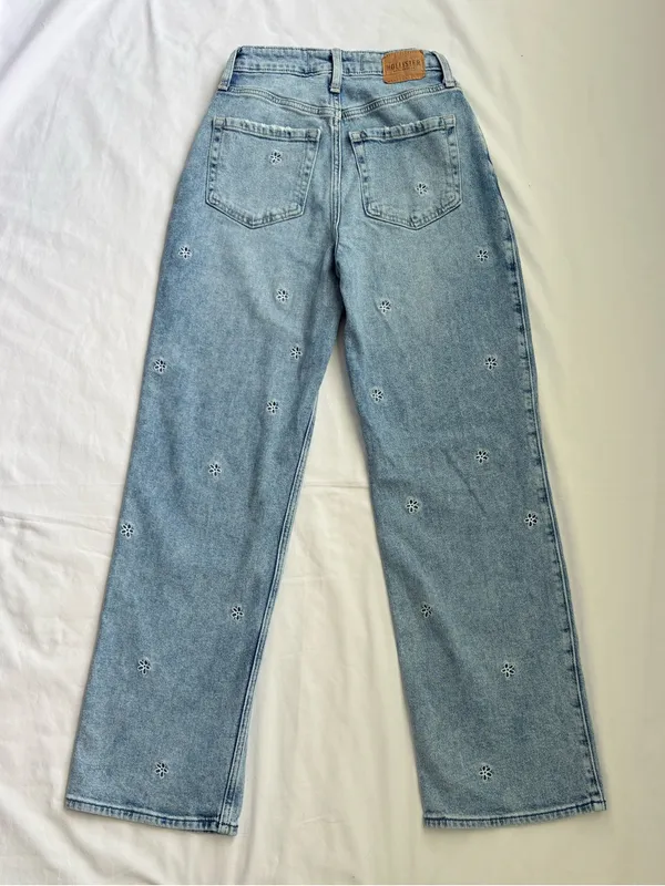 Hollister W25S Ultra High Rise Dad Jeans Floral Embroidered Light Wash - Image 2