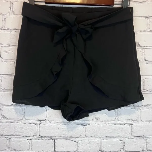 Lulu's On an Adventure Black Ruffle Tie-Front Shorts‎ Size Small - Image 2