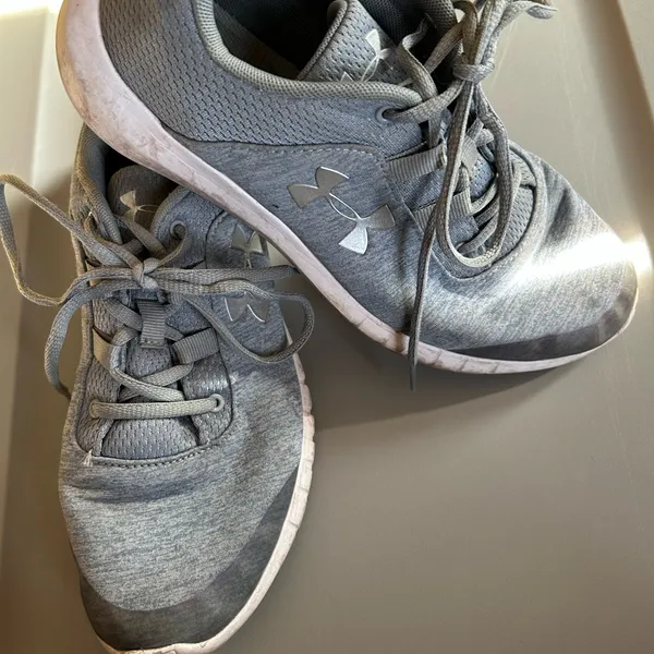 Under Armour Women’s size 8.5 Light Gray Running Sneakers - Image 3