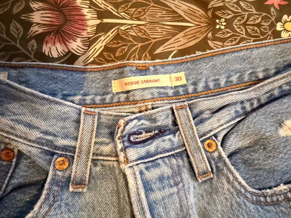 Levi’s Wedgie Straight Jeans - Image 5