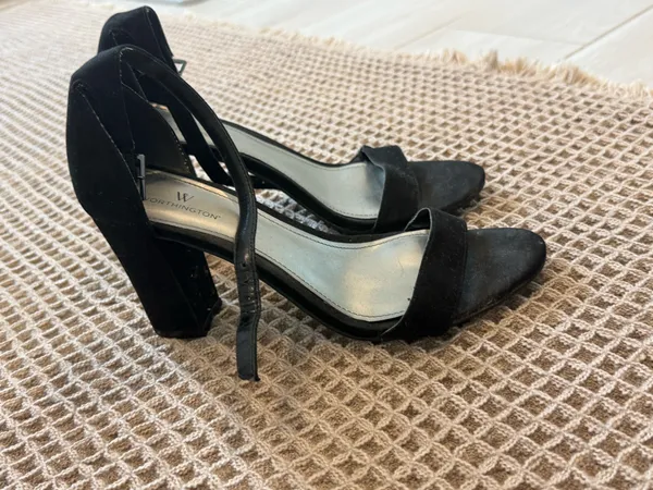 black heels Size 8 - Image 2