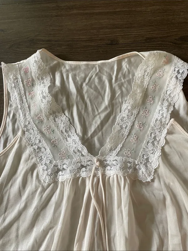 Vintage Astor One Nightgown Slip, Very Light Pink w/Floral Lace Design, Medium * - Image 2