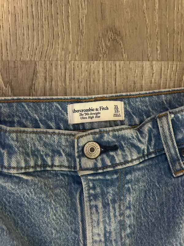 Abercrombie 90s Straight Ultra High-Rise Light Blue Jeans - Image 3