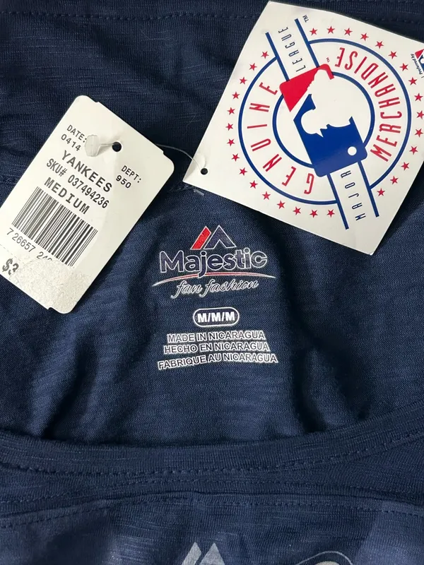 Majestic New York Yankees MLB Women's Navy & Silver Scoop Neck Tee MD NWT - Image 9