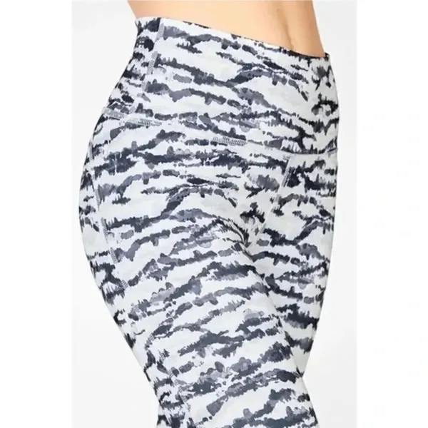 Fabletics small black and white abstract print 7/8 leggings - Image 2