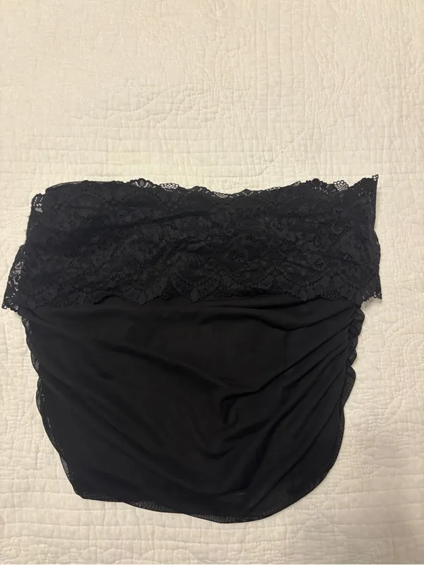 Black lace mini skirt size medium - Image 2