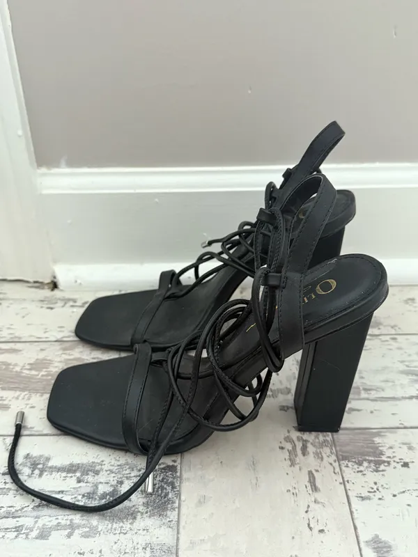 olivia jaymes black heels Size 7.5 - Image 5