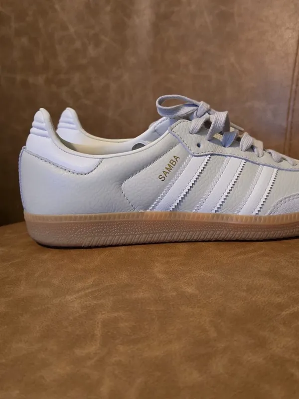 adidas women Light Gray Sneakers with Gum Sole - Image 6