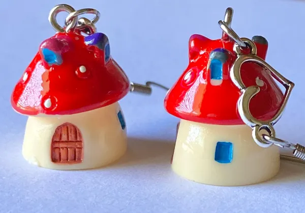 Handmade Kawaii y2k retro fairy cottage style miniature mushroom house & heart dangle earrings🍄💕 - Image 4