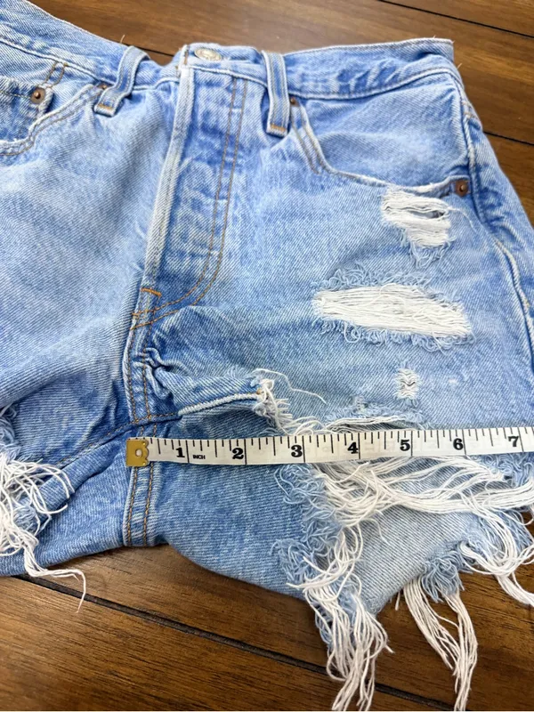 Levi’s 501 Women’s W24 High Rise Distressed Cutoff Denim Shorts Light Wash - Image 8