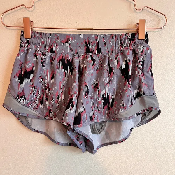 Lululemon Shorts Women 6 Grey Pink Tracker Short V 4 Incognito Camo Running Gym - Image 3