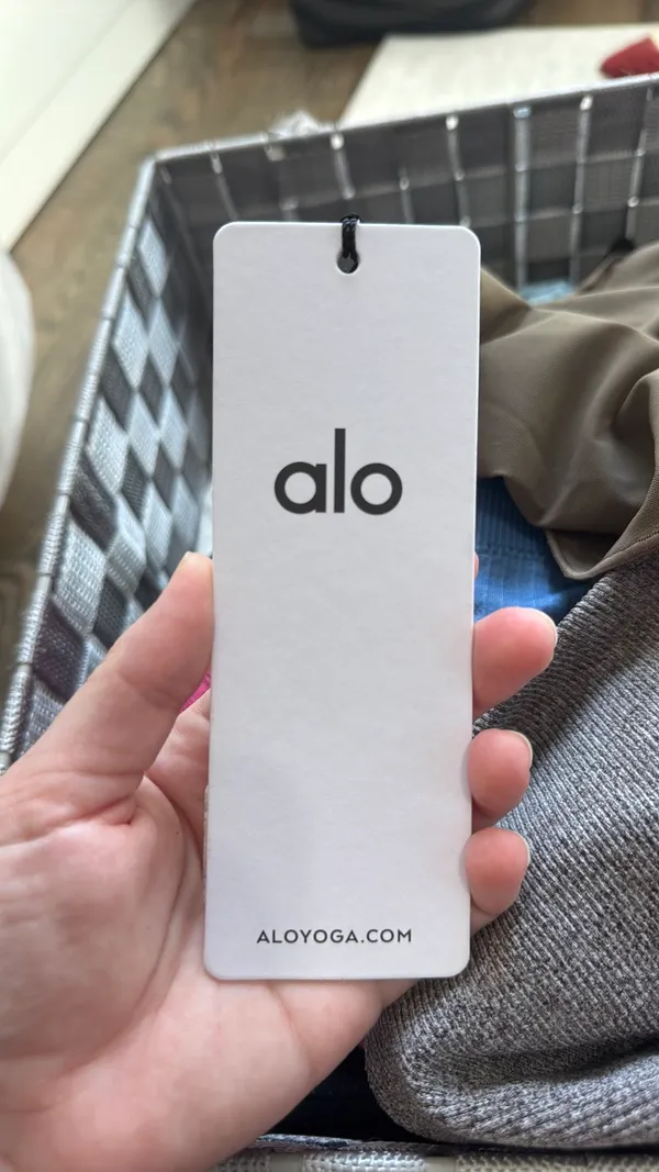Alo Yoga Top Crop - Image 4