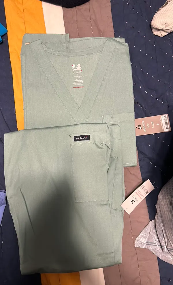 BNWT Scrub Set Green - Image 3