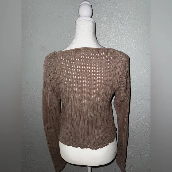 NWOT Abercrombie & Fitch Long-Sleeve Crochet Scoopneck Top‎ in Taupe Small - Image 2