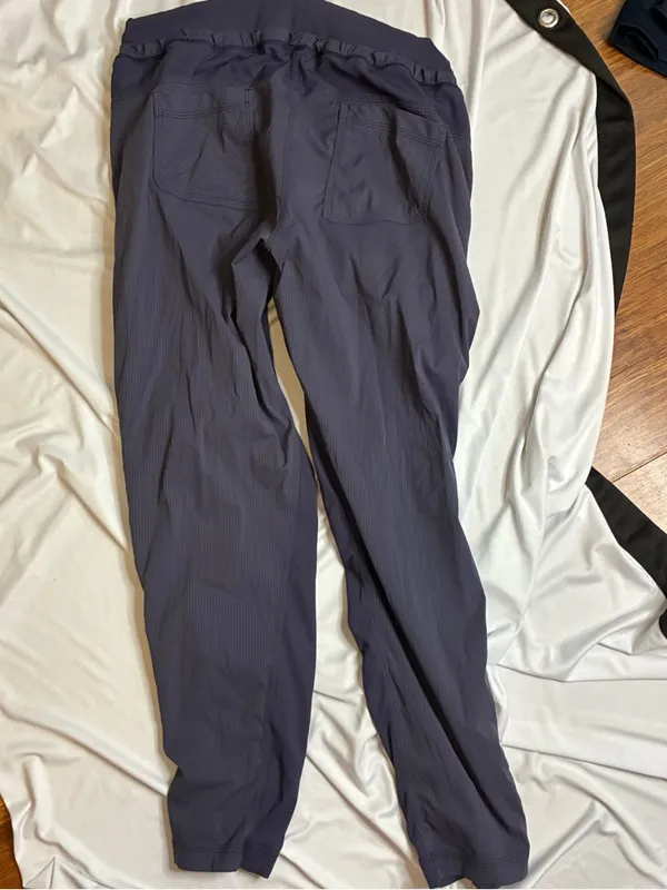 Lululemon joggers size 8 - Image 3