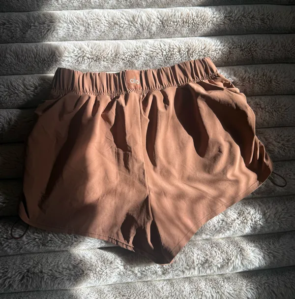 ALO Yoga Cinch It Chestnut High-Rise Athletic Running Shorts - Image 5