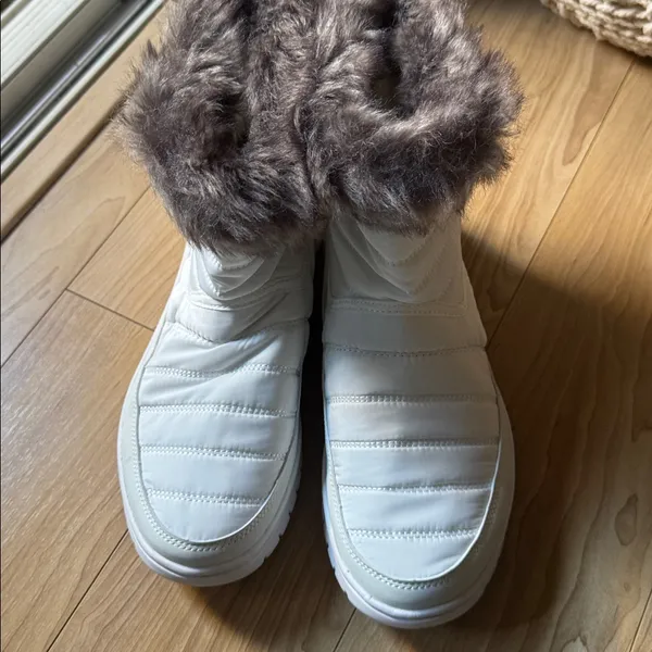 Ryka White Winter Boots with Brown Fur Trim - Image 2