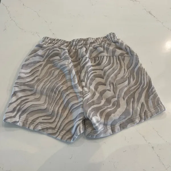 Sweaty Betty Essentials Shorts Light Grey Zebra Print‎ Size Small - Image 4