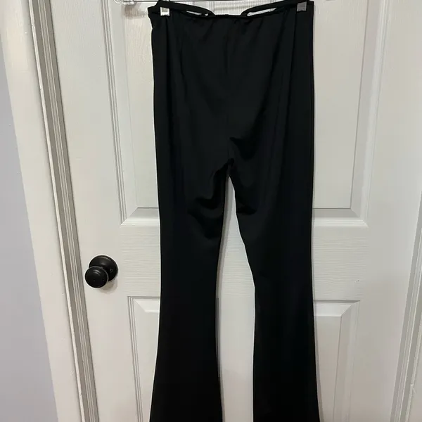NWOT Edikted Aliyah STRAP FLARE PANTS black‎ size small - Image 4