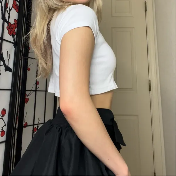 Brandy Melville | White Ashlyn Notched V-Neck Short-Sleeve Crop-Top Shirt - Image 2