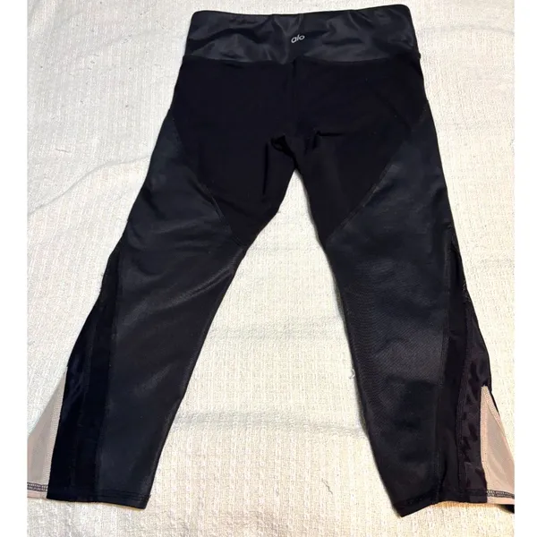 Alo Yoga Black Cropped Leggings Mesh Panel Athletic Capri Pants Women’s S/M - Image 11