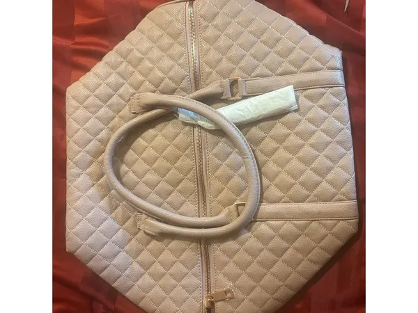 Elegant Quilted vegan leather weekender - Image 2