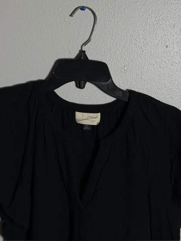 Universal Thread Women‎ Minimalist Black Short Sleeve Split-Neck Blouse size M - Image 3