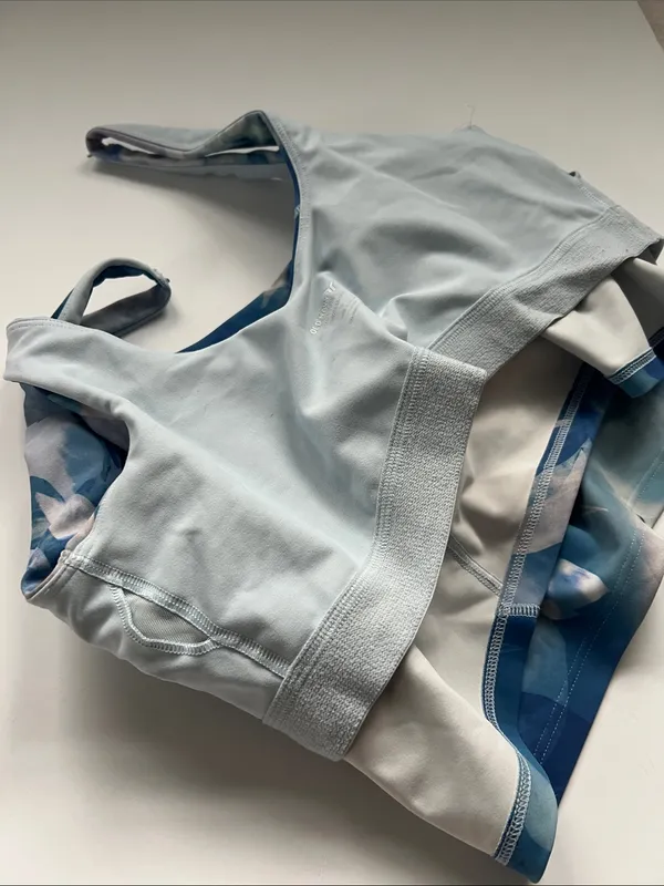 Old Navy Light Blue Floral Active Powersoft Top with Light Chest Support Go-Dry - Image 7