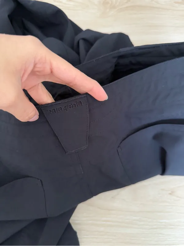 Patagonia women’s 12 Crop Pants mid rise Black outdoor hike trail - Image 6