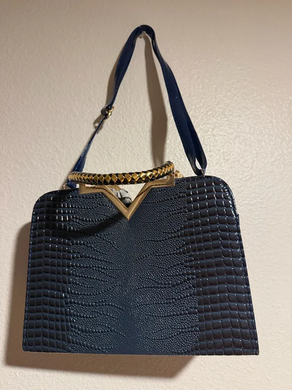 Stylish and elegant handbag in good condition. Perfect for everyday use, work, shopping, or going out. Spacious enough to carry your essentials and easy to match with different outfits. Please check the photos for the exact condition and details. - Image 2