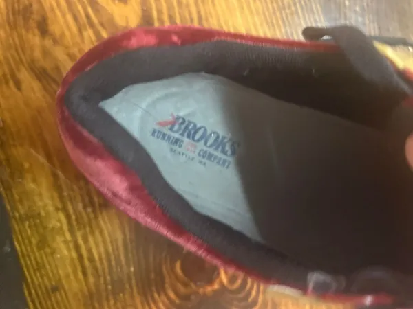 Brooks burgundy sneakers size 9.5 - Image 9